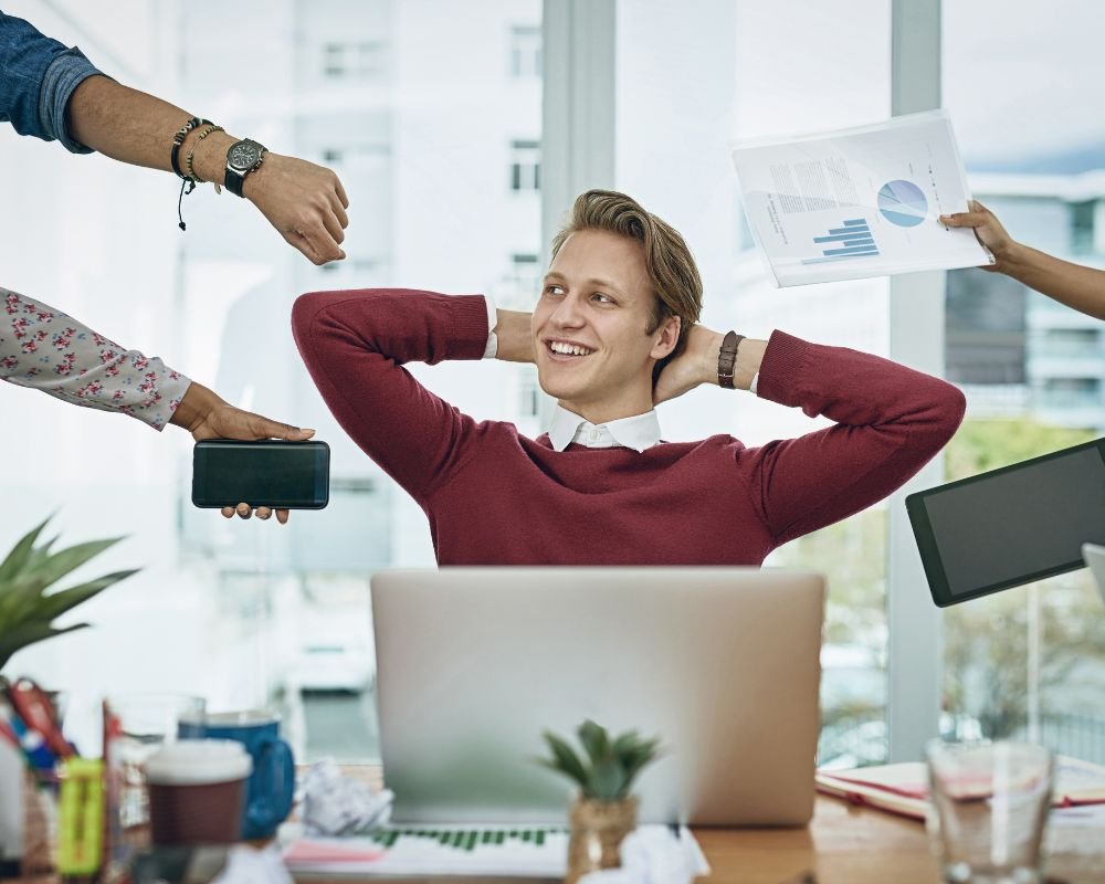 Een rustige man die glimlacht en ontspannen is, en het positieve effect van human design informatie vertegenwoordigt.